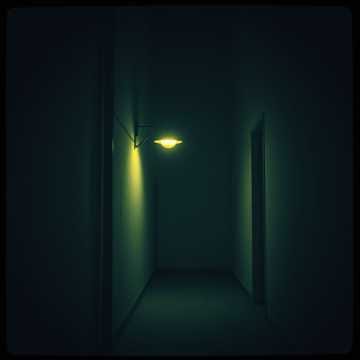 Entre las oscuras calles se ve una luz