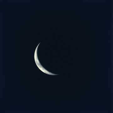 Se curvó la Luna entre las olas,