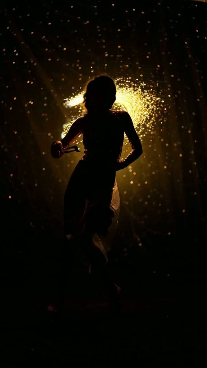 La nuit nous suit comme un parfum de fumées