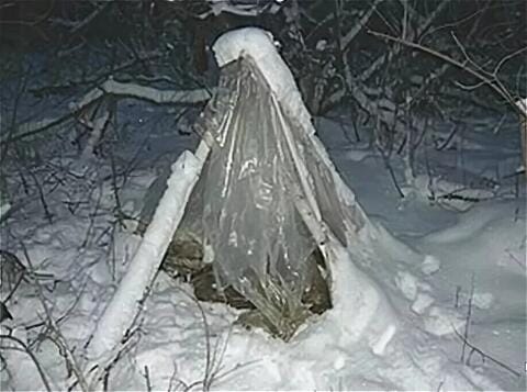 Шалаш из палок и клеенки