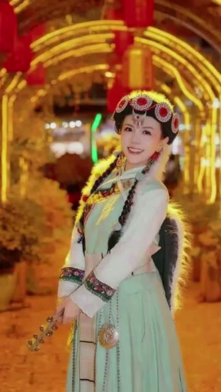 我是玉龙雪山的纳西姑娘“I Am the Naxi Girl of Jade Dragon Snow Mountain”