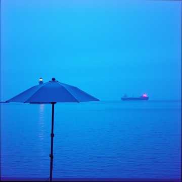 contemplando los barcos del mar