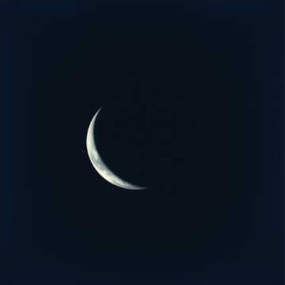 Se curvó la Luna entre las olas,
