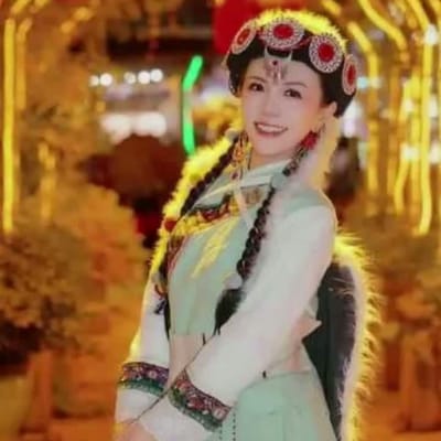 我是玉龙雪山的纳西姑娘“I Am the Naxi Girl of Jade Dragon Snow Mountain”